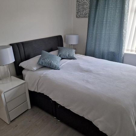 L & J Escapes- 4 Bedrooms Suitable For Contractors And Families- Large Private Parking-10 Minutes To M6 Junction 9 Coseley Kültér fotó