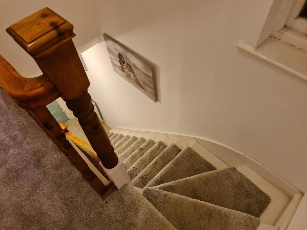 L & J Escapes- 4 Bedrooms Suitable For Contractors And Families- Large Private Parking-10 Minutes To M6 Junction 9 Coseley Kültér fotó