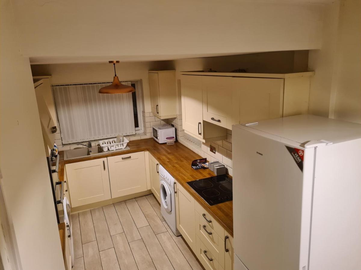 L & J Escapes- 4 Bedrooms Suitable For Contractors And Families- Large Private Parking-10 Minutes To M6 Junction 9 Coseley Kültér fotó