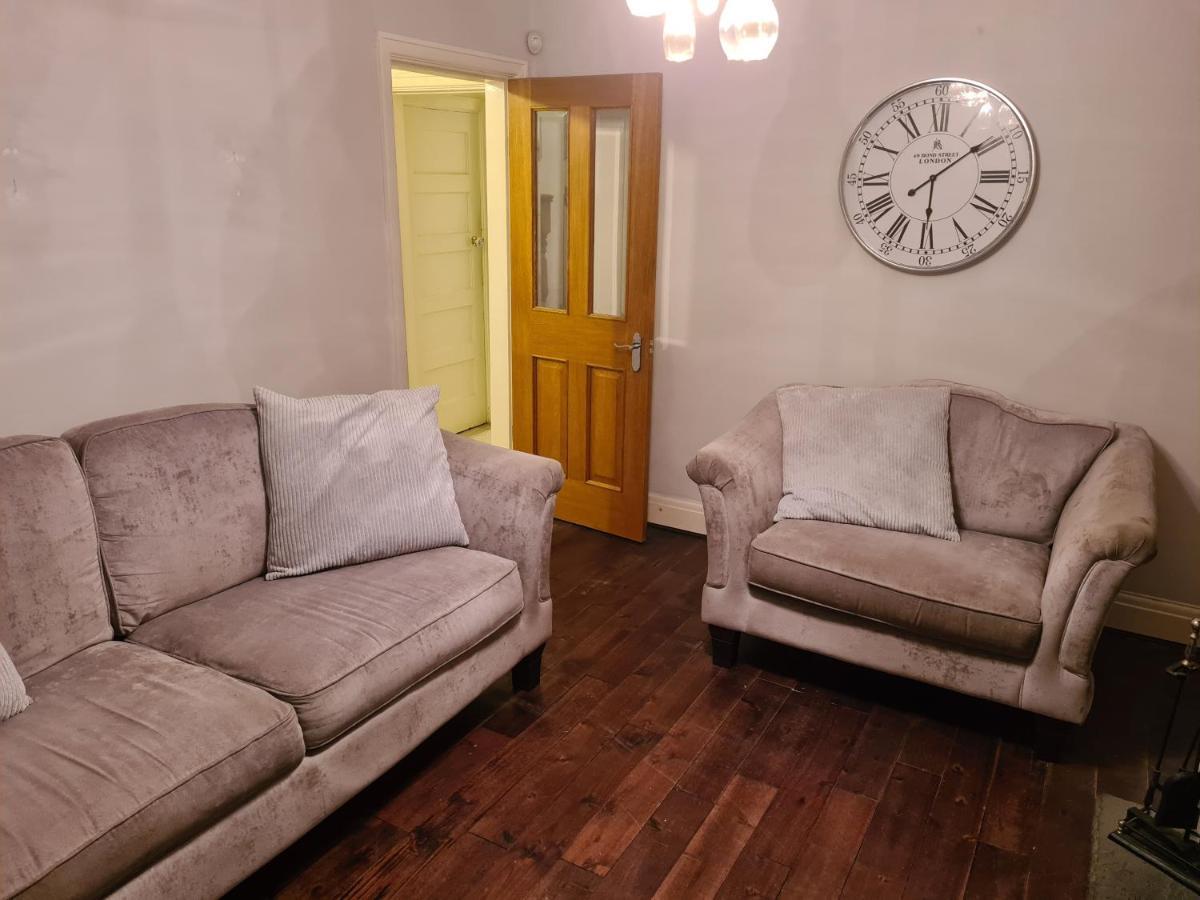 L & J Escapes- 4 Bedrooms Suitable For Contractors And Families- Large Private Parking-10 Minutes To M6 Junction 9 Coseley Kültér fotó