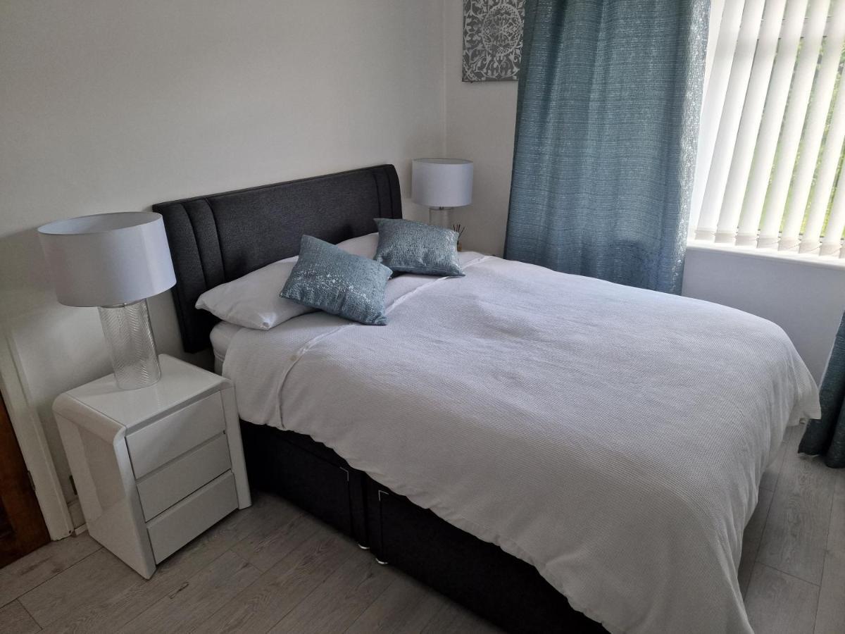 L & J Escapes- 4 Bedrooms Suitable For Contractors And Families- Large Private Parking-10 Minutes To M6 Junction 9 Coseley Kültér fotó